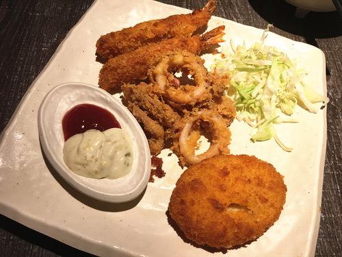 娘俩的晚餐吃瓜,温馨时光定格美好瞬间